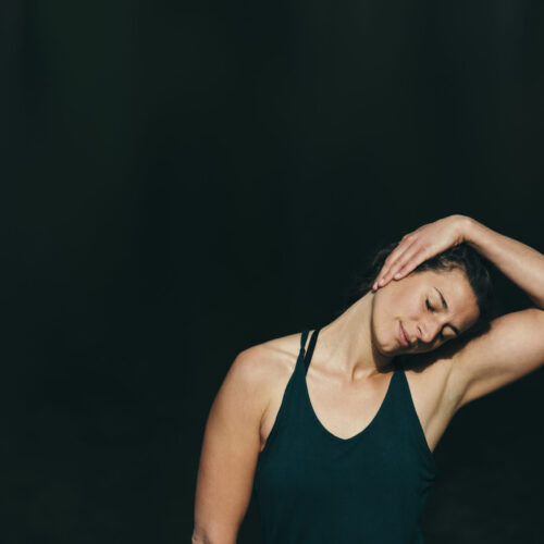 Ennspired Forrest Yoga, Lisa-Maria Guhl Lisa-Maria Guhl praktiziert Forrest Yoga am Ödensee, Nackenentspannung, Steiermark, Österreich, am 06.10.2019. Copyright: Lisa-Marie Reiter