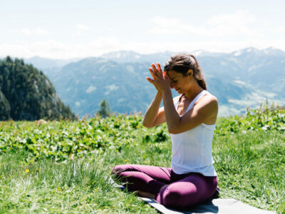 Lisa-Maria Guhl praktiziert Forrest Yoga am Berg, Wörschachwald, Österreich am 06.06.2020. Copyright: Lisa-Marie Reiter