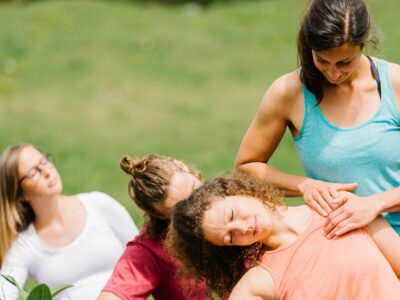 Lisa Guhl praktiziert Forrest Yoga am Berg, Wörschachwald, Österreich am 06.06.2020. Copyright: Lisa-Marie Reiter